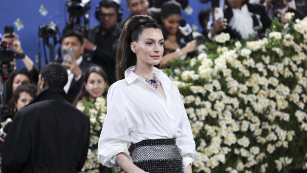 Anne Hathaway auf dem roten Teppich der Met Gala 2025 im Metropolitan Museum of Art in New York.