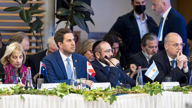 Mehrere Personen sitzen an einem Konferenztisch
