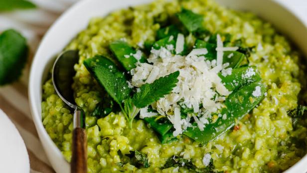 Risotto mit Zuckerschoten und Zitronenmelisse.