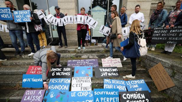 Demonstranten vor dem Gerich, in dem es zum Urteil gegen Joel Le Scouarnec kam