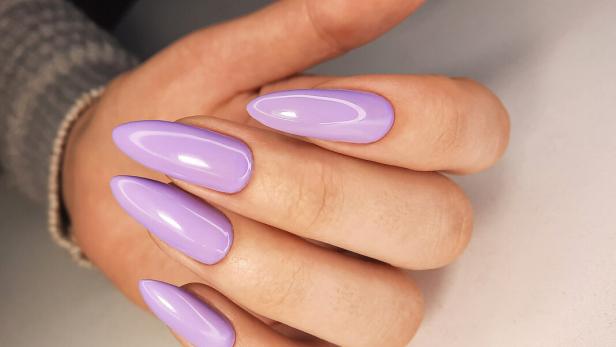 Nägel im Lavender Milk Style.