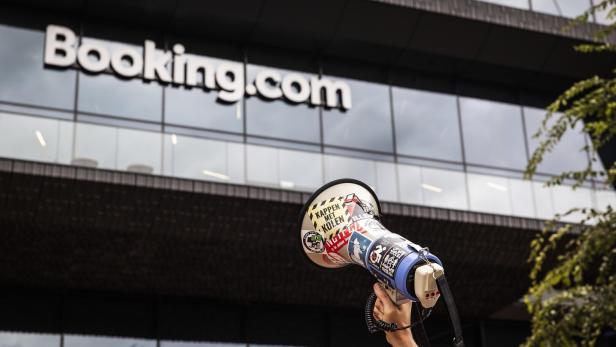Pro-Palestinian protest in front of Booking.com headquarters in Amsterdam Pro-Palestinian protest in front of Booking.com headquarters in Amsterdam