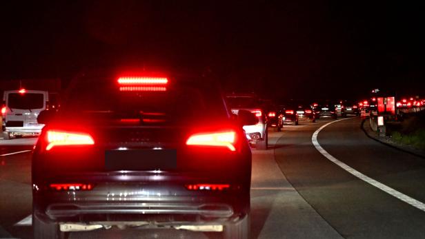 ++ THEMENBILD ++ VERKEHR / STAU / STRASSE / VERKEHRSAUFKOMMEN / KFZ / AUTO