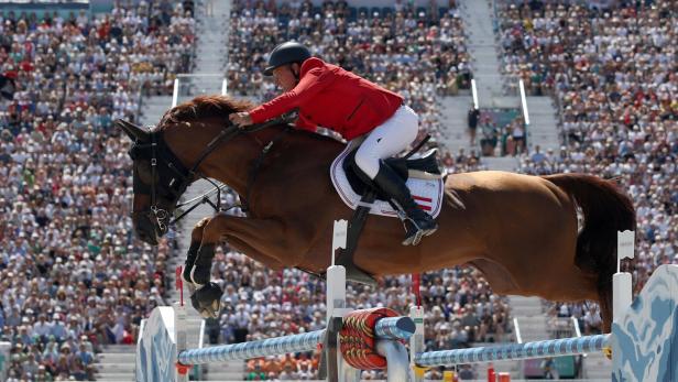 Gerfried Puck reitet für eine noch unbekannte Nation über ein Hindernis.
