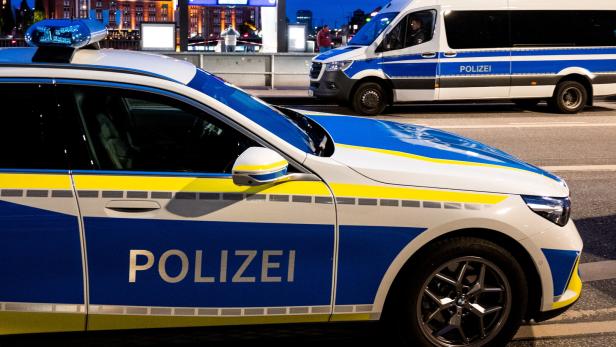 Ein Polizeiwagen steht geparkt vor dem Hamburger Hauptbahnhof Ein Polizeiwagen steht geparkt vor dem Hamburger Hauptbahnhof