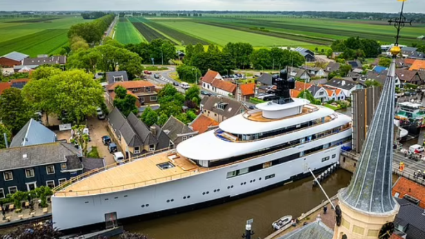 Milliardär steuert Mega-Yacht durch Mini-Kanal in den Niederlanden.