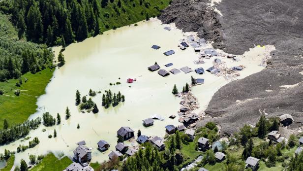 Swiss village buried after collapse of glacier