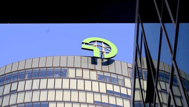 Logo auf der OMV Zentrale in Wien.