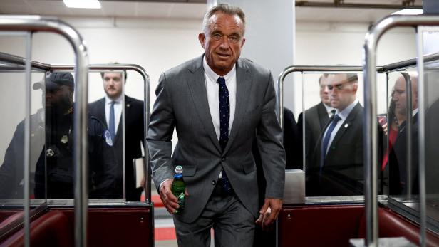 RFK Jr. geht im Russell Senate Office Building zwischen Treffen mit Senatoren auf dem Capitol Hill in Washington umher.
