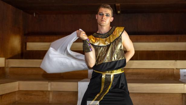 Saunameister als Pharao in der Sauna