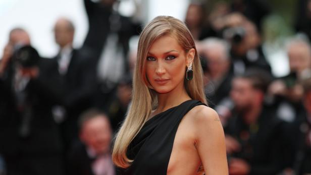 Bella Hadid posiert mit honigblonden Haaren in Cannes