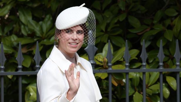 Prinzessin Eugenie mit weißem Hut und Schleier winkt freundlich.