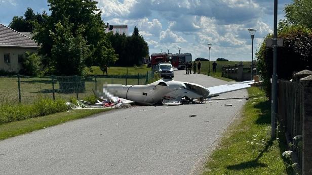 Flugzeug stürzte auf Straße in Steinbach