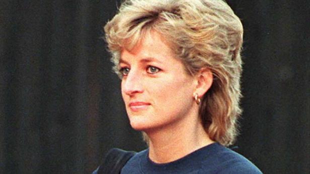 Prinzessin Diana trägt ein Sweatshirt von Virgin Atlantic.