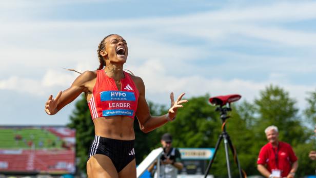 Die Siebenkämpferin Anna Hall jubelt.