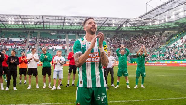 SOCCER - BL, Rapid vs LASK Abschied zum Feiern: Guido Burgstaller vor dem Block West