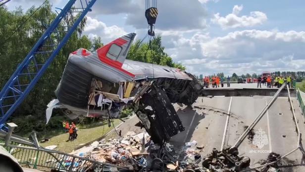 Aftermath of bridge collapse and train derailment in Russia's Bryansk region Aftermath of bridge collapse and train derailment in Russia's Bryansk region