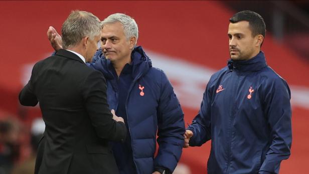 Jose Mourinho (Mitte) und Joao Sacramento (re.) Jose Mourinho (Mitte) und Joao Sacramento (re.)