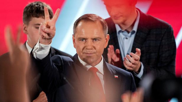 Ein Mann zeigt mit den Fingern das Victory-Zeichen