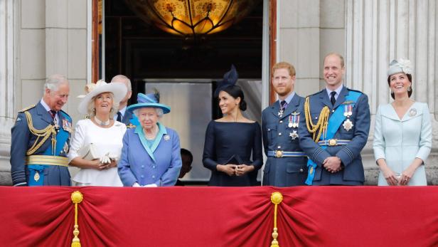 Herzogin Meghan und die britische Königsfamilie im Jahr 2018. Sie stehen auf dem Balkon des Buckingham-Palast.
