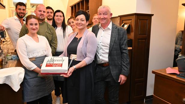 Wirtin und Besucher im Lokal Schlosswirt