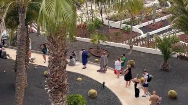 Urlauber stehen für Sonnenliegen Schlange: Video geht viral.