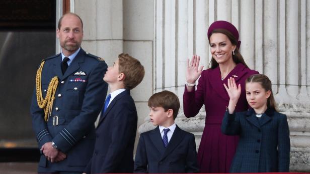 BRITAIN-ROYALS-WWII-Prinzessin Kate mit Ehemann William und ihren Kindern George, Louis und Charlotte-ANNIVERSARY Prinzessin Kate mit Ehemann William und ihren Kindern George, Louis und Charlotte