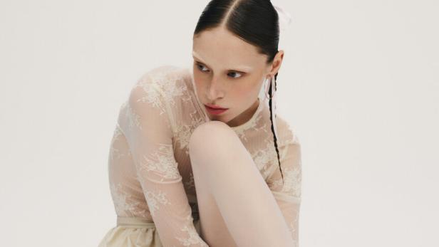 Sneakerinas, ein Hybrid zwischen Ballerinas und Sneakern, sind ein großes neues Schuhthema. Zebra-Modell von Scarosso.