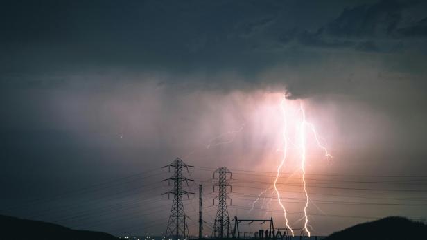 Blitzeinschlag neben zwei Sendemasten