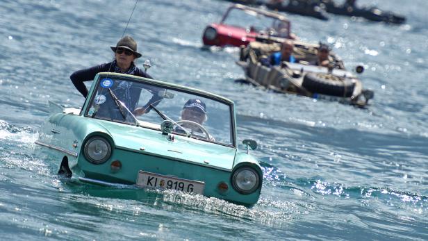 Schwimmwagen im See.