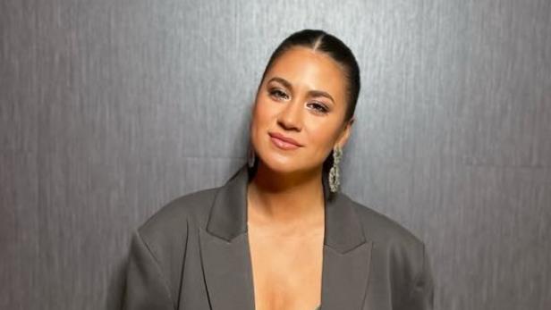 Steffi Brungs in einem grauen Blazer