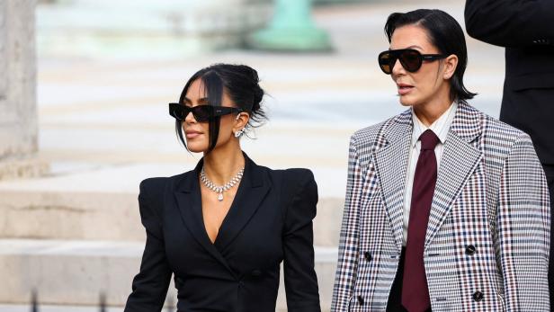Kim Kardashian nimmt in Paris an einem Prozess wegen Raub teil.