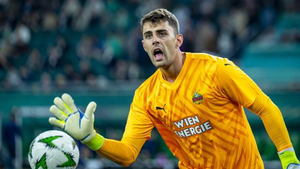 Tormann Niklas Hedl von Rapid Wien während eines Spiels.