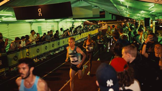 Vienna Track Night: Die Aktiven laufen unter anderem durch einen Tunnel durch, die Fans sind hautnah dran.