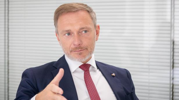 Ex-FDP-Chef Christian Lindner gestikuliert mit der Hand