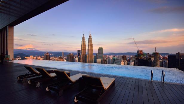 Infinitypool umrandet von einer Skyline