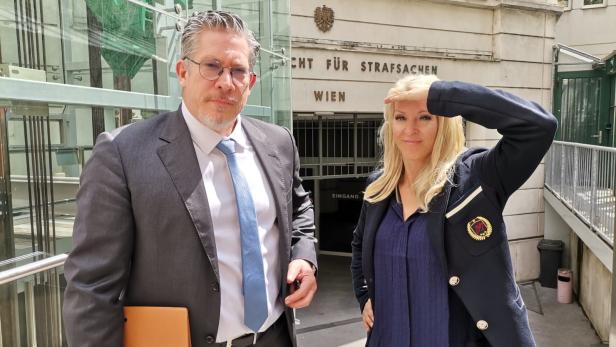 Ein Mann und eine Frau vor dem Landesgericht für Strafsachen in Wien im Zusammenhang mit dem „Lugner Prozess“.
