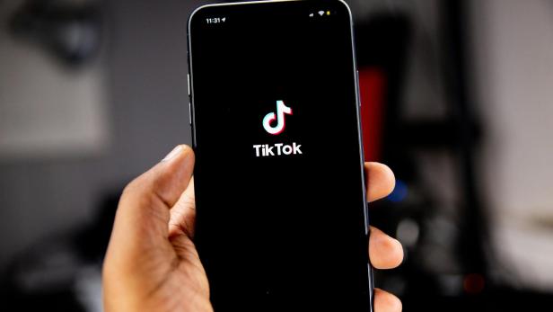 Zahlreiche Videos über Mental Health beinhalten fehlerhafte Infos. Handy mit TikTok-Logo auf dem Bildschirm