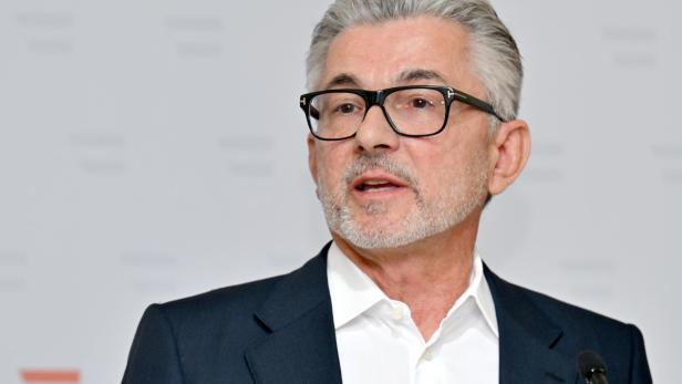 Martin Kocher, österreichischer Bundesminister für Arbeit und Wirtschaft, spricht bei einer Pressekonferenz.