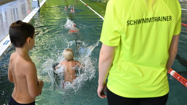 Schwimmlehrerin und Kinder in Schwimmbad