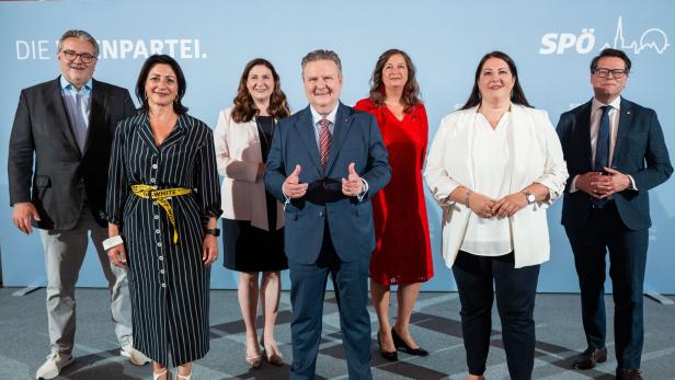 Bürgermeister Michael Ludwig umringt von seinem Team 