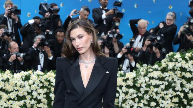 Hailey Bieber auf dem roten Teppich der Met Gala 2025 im Metropolitan Museum of Art in New York.