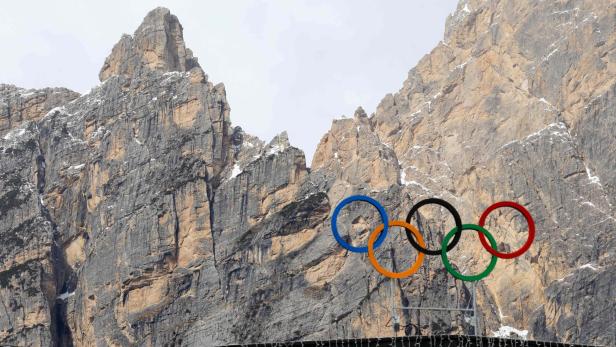 Die olympischen Ringe vor einer Bergkulisse in Cortina d'Ampezzo.