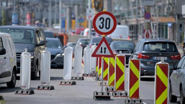++ THEMENBILD ++ BAUSTELLE / VERKEHR