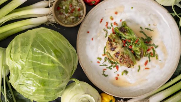 Vietnamesische Krautrouladen mit Jungzwiebel-Dip