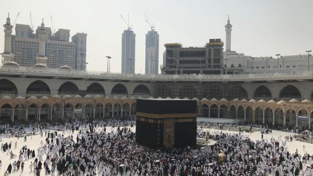 Heute wird das muslimische Opferfest auch Eid al-Adha genannt begangen. In Österreich leben rund 800.000 Menschen muslimischen Glaubens. Mehrere Pilger und Pilgerinnen in Mekka
