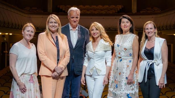 Angelika Berrini, Marlene Auer, Leonhard Thun-Hohenstein, Donka Angatscheva, Zoryana Kushpler und Maria Großbauer (v.l.).