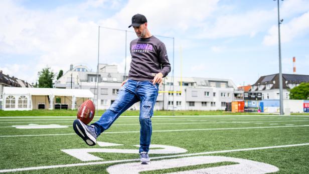 Martin Maierhofer jongliert mit einem Football auf dem Trainingsplatz der Vienna Vikings.