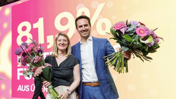 LANDESMITGLIEDERVERSAMMLUNG NEOS WIEN MIT ABSTIMMUNG ÜBER KOALITION MIT DER SPÖ: EMMERLING/WIEDERKEHR Rot-Pink II ist fix: Neos feiern sich und ihre neue „Marktherrschaft“