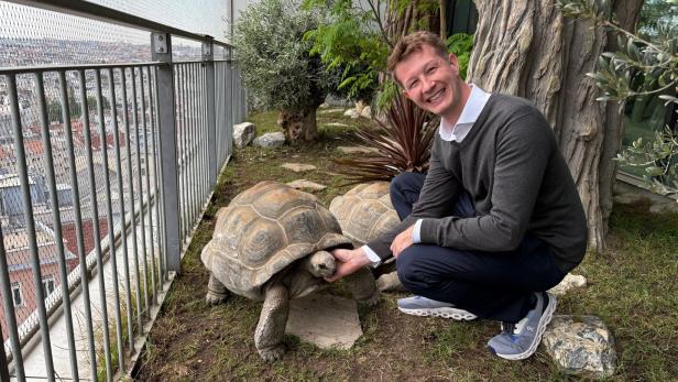 Zoodirektor Jeff Schreiner mit Schildkröte